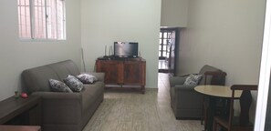 Living area - House w / pool, barbecue, cable TV, wifi (Olimpia)