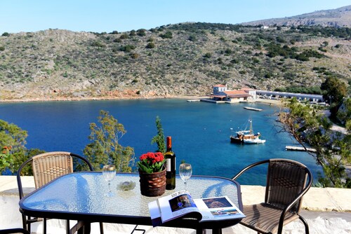 Arbeli House for idyllic sun & sea holidays in Mandraki Bay, Hydra