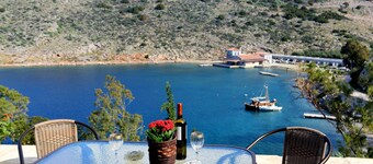 Arbeli House for idyllic sun & sea holidays in Mandraki Bay, Hydra