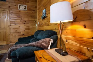 Interior - Mama Bear- Broken Bow/Hochatown- 1bd (Broken Bow)