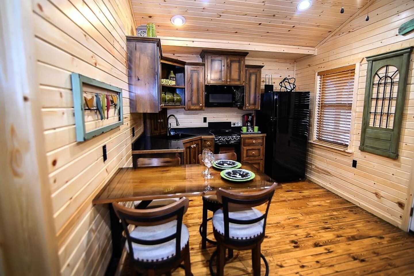 Kylskåp, mikrovågsugn, ugn och spishäll