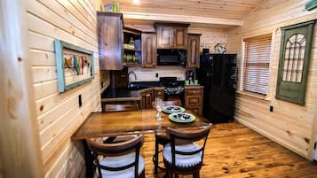 Kylskåp, mikrovågsugn, ugn och spishäll