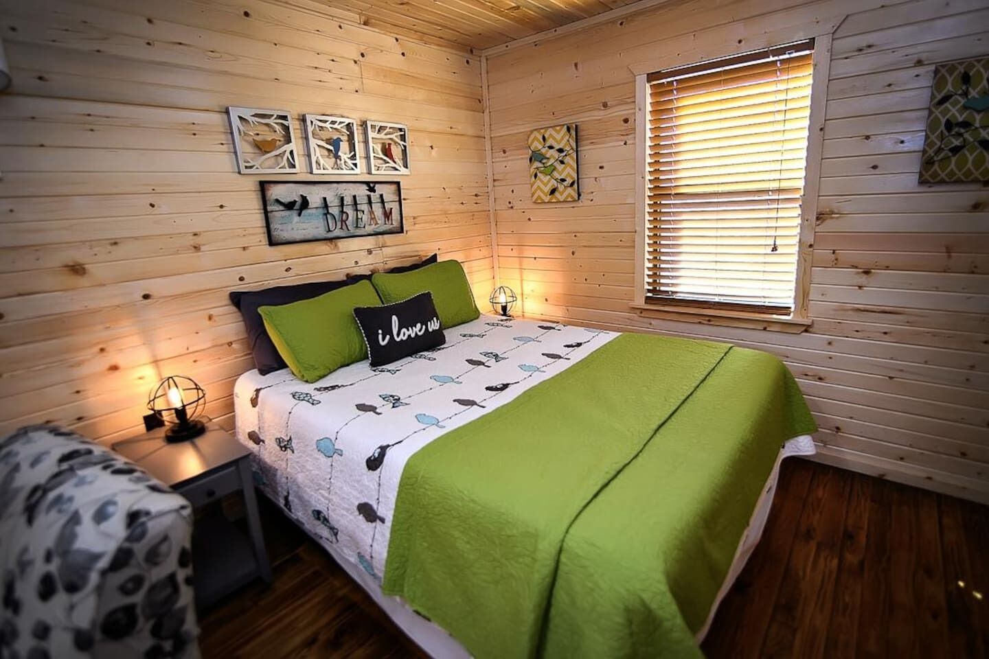 Escritorio, wifi gratis y ropa de cama 