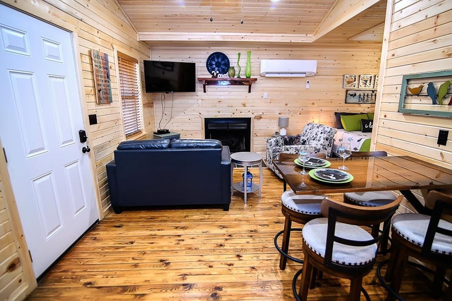 Televisie en een open haard