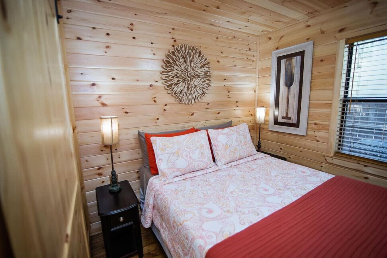 Työpöytä, ilmainen Wi-Fi, vuodevaatteet