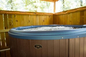 Outdoor spa tub - Oak View- Broken Bow/Hochatown- 1bd (Broken Bow)