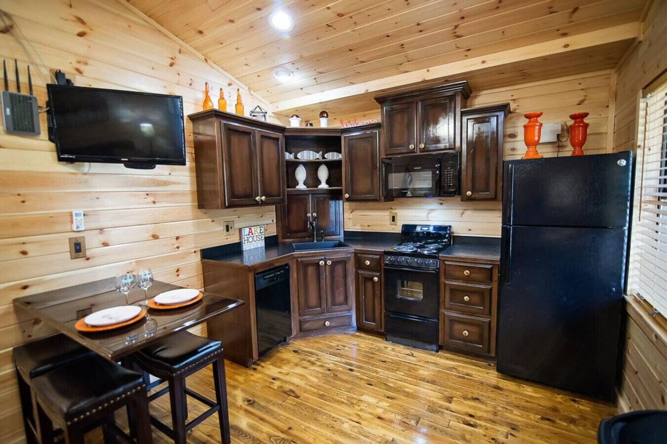 Kylskåp, mikrovågsugn, ugn och spishäll