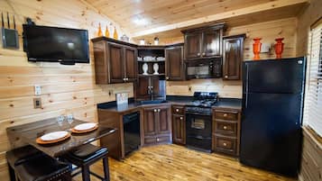 Kylskåp, mikrovågsugn, ugn och spishäll