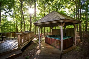 Outdoor spa tub