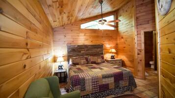 Skrivebord, strykejern/-brett, wi-fi (inkludert) og sengetøy