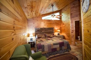 Escritorio, tabla de planchar con plancha, wifi gratis y ropa de cama 