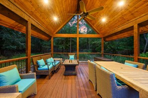 Outdoor dining - Ritzy Rendezvous- Broken Bow/Hochatown- 2bd (Broken Bow)