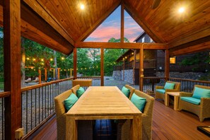 Outdoor dining - Ritzy Rendezvous- Broken Bow/Hochatown- 2bd (Broken Bow)