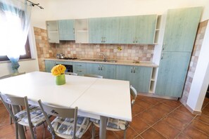 Réfrigérateur, un four, surface de cuisson, cafetière-théière