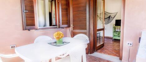 تناول الطعام بالخارج