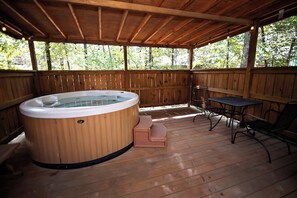 Outdoor spa tub - Rustling Oaks- Broken Bow/Hochatown- 1bd (Broken Bow)
