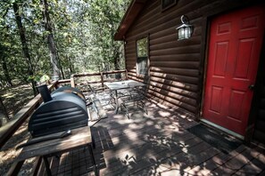 Outdoor dining - Rustling Oaks- Broken Bow/Hochatown- 1bd (Broken Bow)