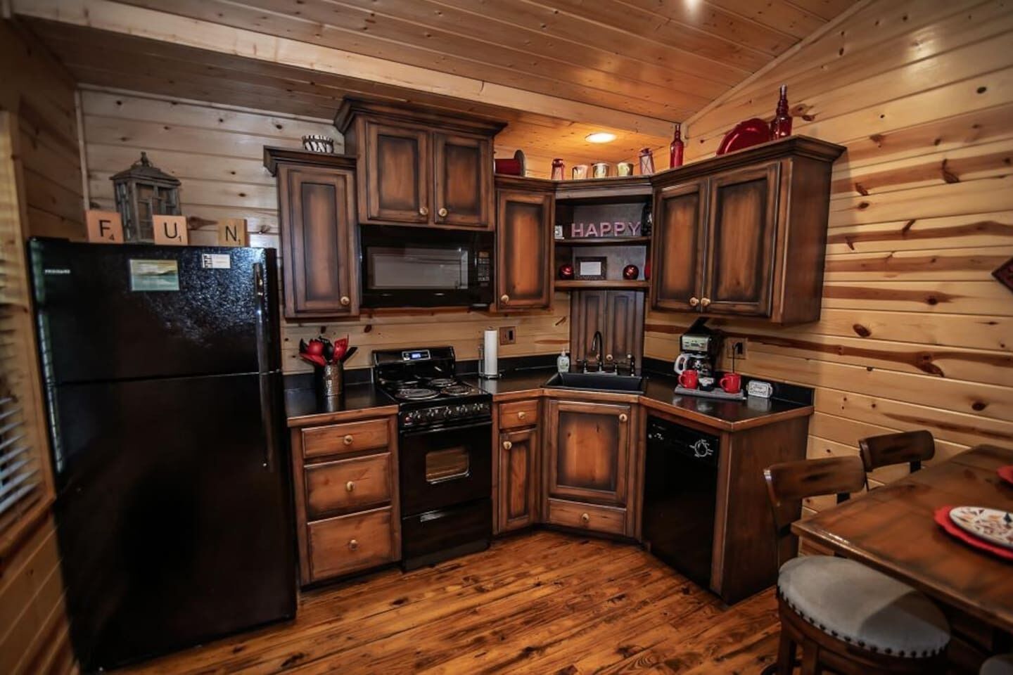 Ugn, spishäll, diskmaskin och kaffe- och tebryggare