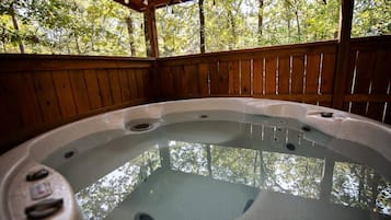 Tina de hidromasaje al aire libre