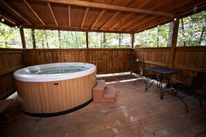 Outdoor spa tub - Rustling Oaks- Broken Bow/Hochatown- 1bd (Broken Bow)