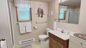 Shower, hair dryer - Papa`s Packwood Cabin (Packwood)