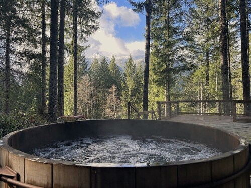 Culps Cascade | Wi-Fi, Woodstove, Cedar Hot tub