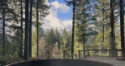 Culps Cascade | Wi-Fi, Woodstove, Cedar Hot tub