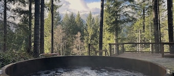 Culps Cascade | Wi-Fi, Woodstove, Cedar Hot tub