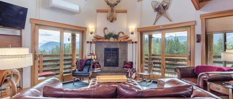 Televisión y chimenea