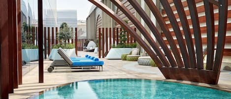 2 piscines extérieures, parasols de plage, chaises longues