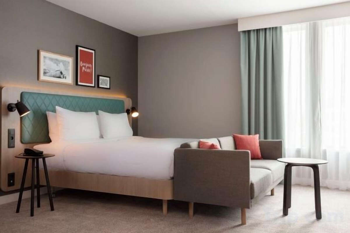 Hypo-allergenic bedding available, in-room safe, desk, laptop workspace