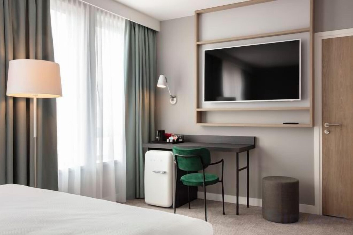 Hypo-allergenic bedding available, in-room safe, desk, laptop workspace