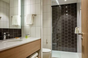 Habitación, 1 cama de matrimonio | Ducha del cuarto de baño