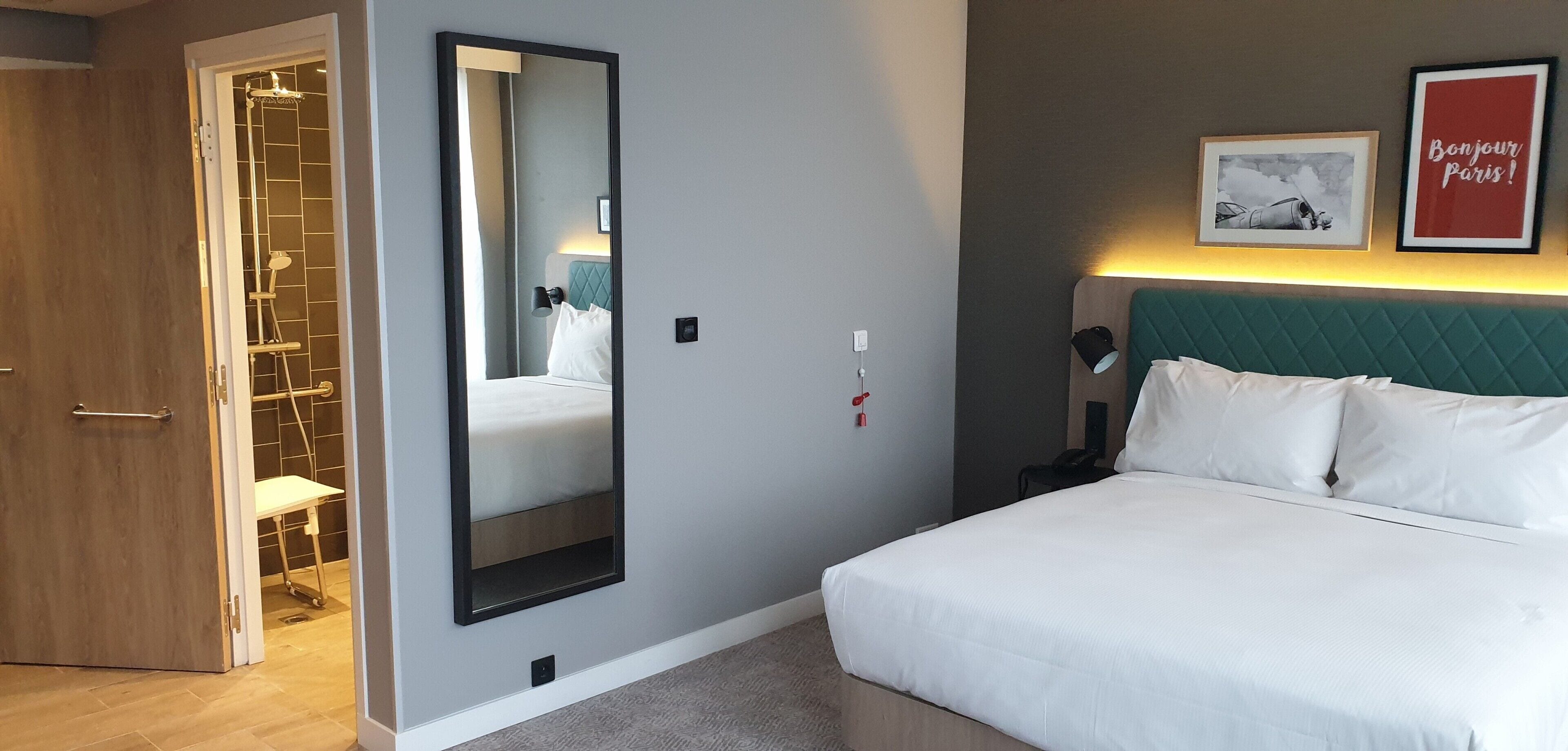 room, 1 queen bed, accessible | 1 bedroom, hypo-allergenic bedding, in-room safe, desk