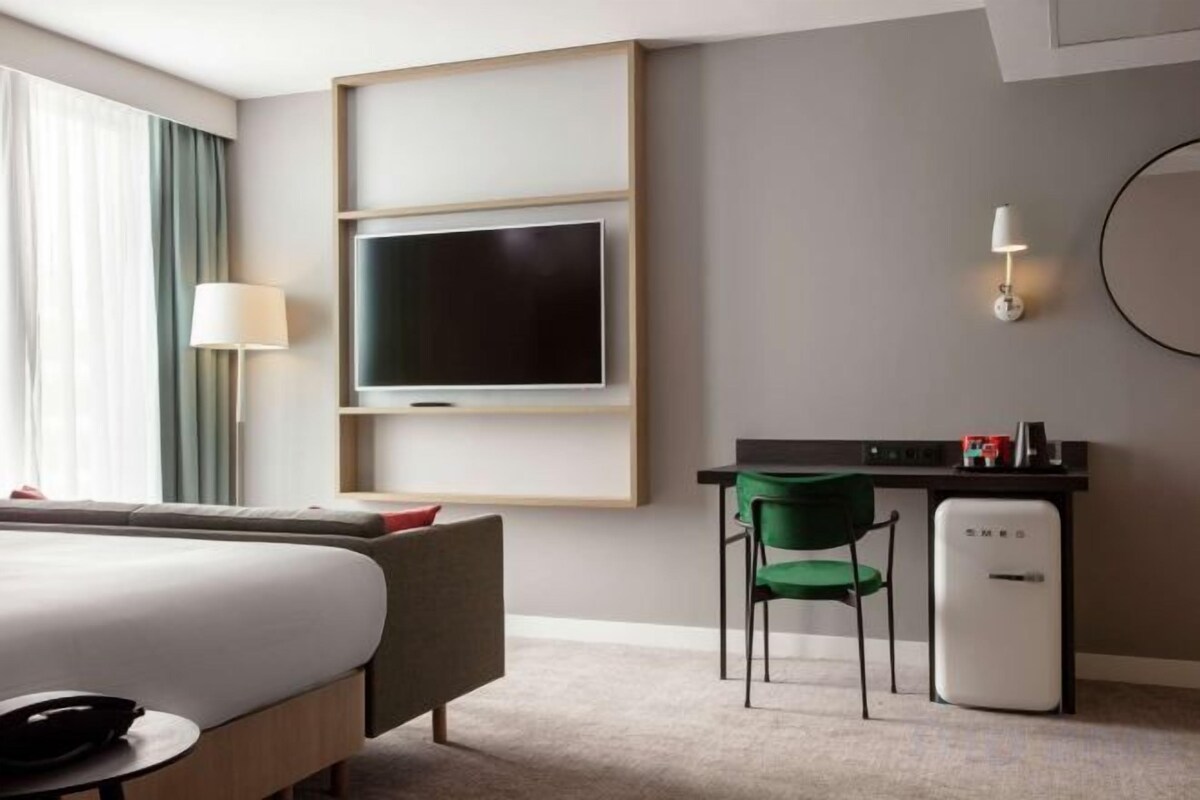 Hypo-allergenic bedding, in-room safe, desk, laptop workspace