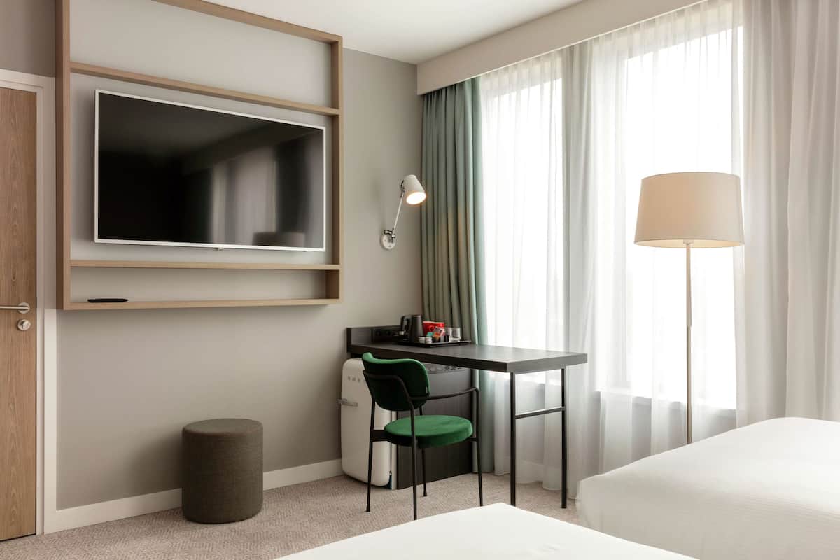 Habitación, 1 cama King size | Ropa de cama hipoalergénica y caja de seguridad en la habitación