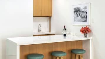 Suite, 1 kingsize bed, balkon, aan zee | Privékeuken