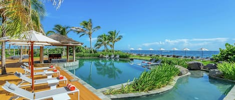 Piscine extérieure en saison