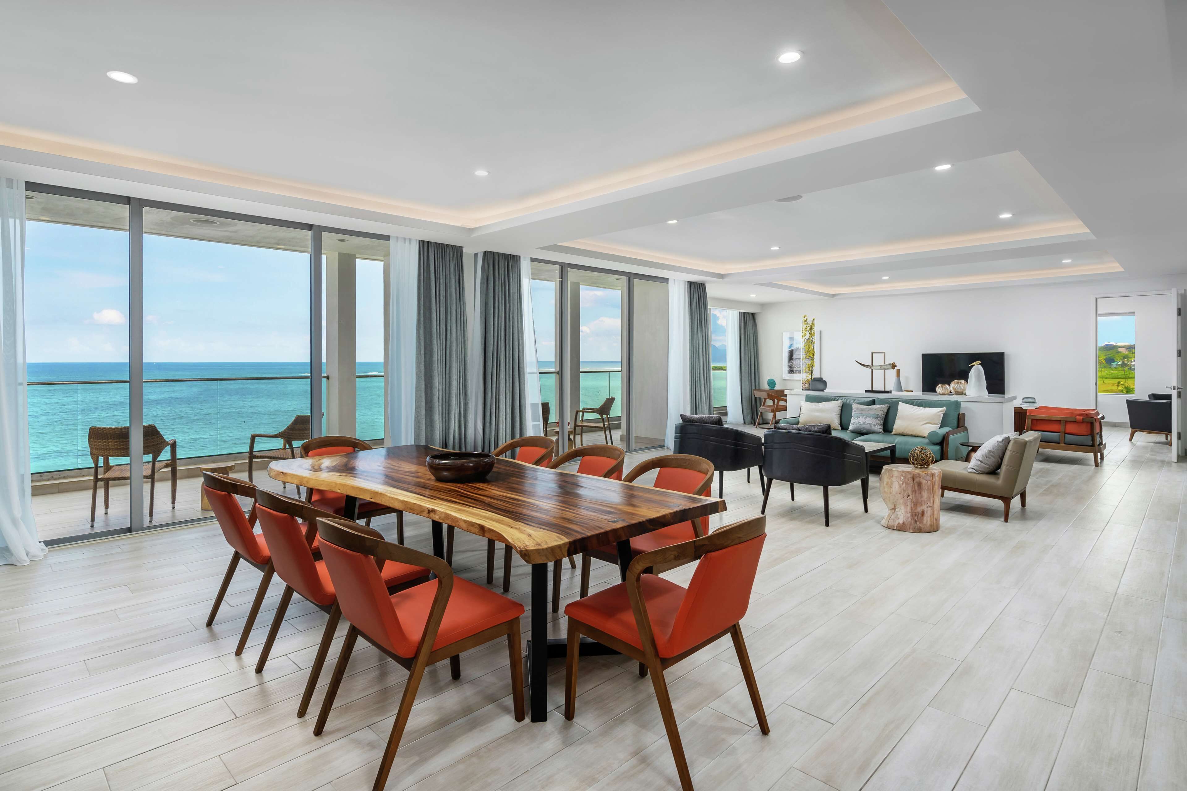 Ático, 3 habitaciones | Caja fuerte, escritorio, espacio para trabajar con un portátil