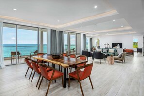 Penthouse, 3 habitaciones | Caja de seguridad en la habitación y escritorio