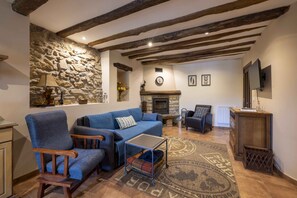 Una televisión, una chimenea, videojuegos, libros