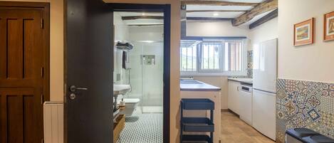 Douche, sĂšche-cheveux, serviettes fournies, savon