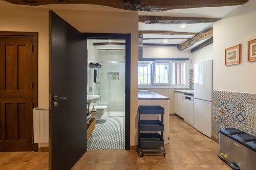 Renovated apartment of 100m2 with a main room, 3 double bedrooms, two bathrooms and a large living room.