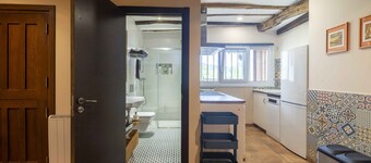 Renovated apartment of 100m2 with a main room, 3 double bedrooms, two bathrooms and a large living room.