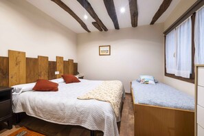 3 dormitorios, tabla de planchar con plancha, cuna de viaje