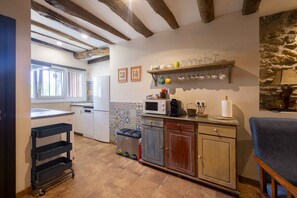 Frigorífico, microondas, horno y placa de cocina