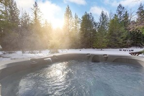Outdoor spa tub - Trails End | Hot Tub, Starlink, Woodstove (Packwood)