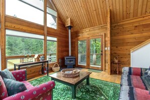 TV, fireplace - Trails End | Hot Tub, Starlink, Woodstove (Packwood)