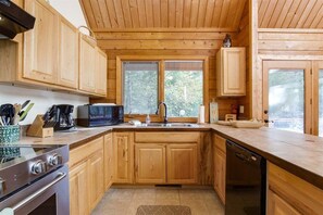 Fridge, microwave, oven, stovetop - Trails End | Hot Tub, Starlink, Woodstove (Packwood)