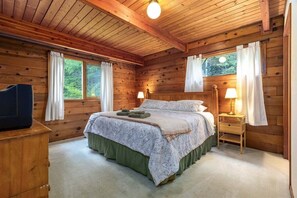 3 bedrooms, WiFi - Trails End | Hot Tub, Starlink, Woodstove (Packwood)
